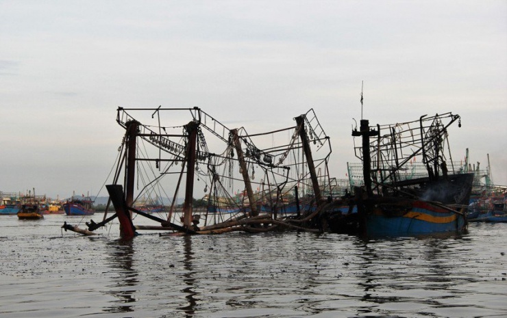 Những con tàu bị cháy rụi hoàn toàn.