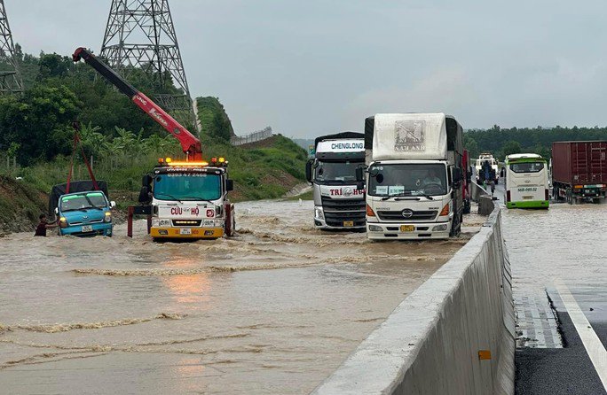 Các phương tiện cứu hộ đã có mặt tại hiện trường để kéo những ôtô chết máy trên đường cao tốc ra khỏi vị trí ngập nước