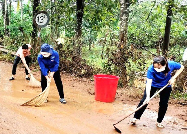 Cơn mưa từ đêm ngày 28 đến sáng nay (29/7) khiến nhiều tuyến đường tại tỉnh Bình Phước ngập sâu đến gần 2m. Cây xanh, biển quảng cáo bên đường gãy đổ . Ngoài ra, một số trụ điện bị gãy làm mất điện tạm thời. Lực lượng cứu nạn, cứu hộ của Phòng Cảnh sát phòng cháy chữa cháy và cứu hộ cứu nạn (PCCC và CNCH) Công an tỉnh Bình Phước đã phối hợp công ty điện lực đi cứu hộ, khắc phục.