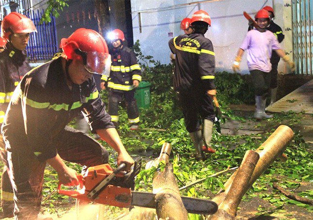 Thượng tá Nguyễn Thọ Bài - Trưởng phòng Cảnh sát PCCC và CNCH Công an tỉnh Bình Phước cho biết, từ đêm 28 đến sáng 29/7, đơn vị đã điều động hàng chục cán bộ, chiến sĩ cùng phương tiện, trang thiết bị để tập trung cứu nạn, khắc phục hậu quả do thiên tai gây ra.