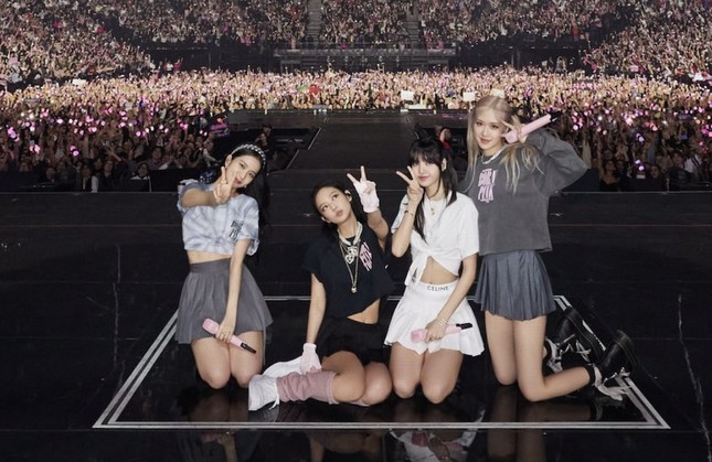 Concert BLACKPINK tại Hà Nội: Cận cảnh sân khấu trước giờ diễn, khu standing xếp đầy ghế ngồi - 5