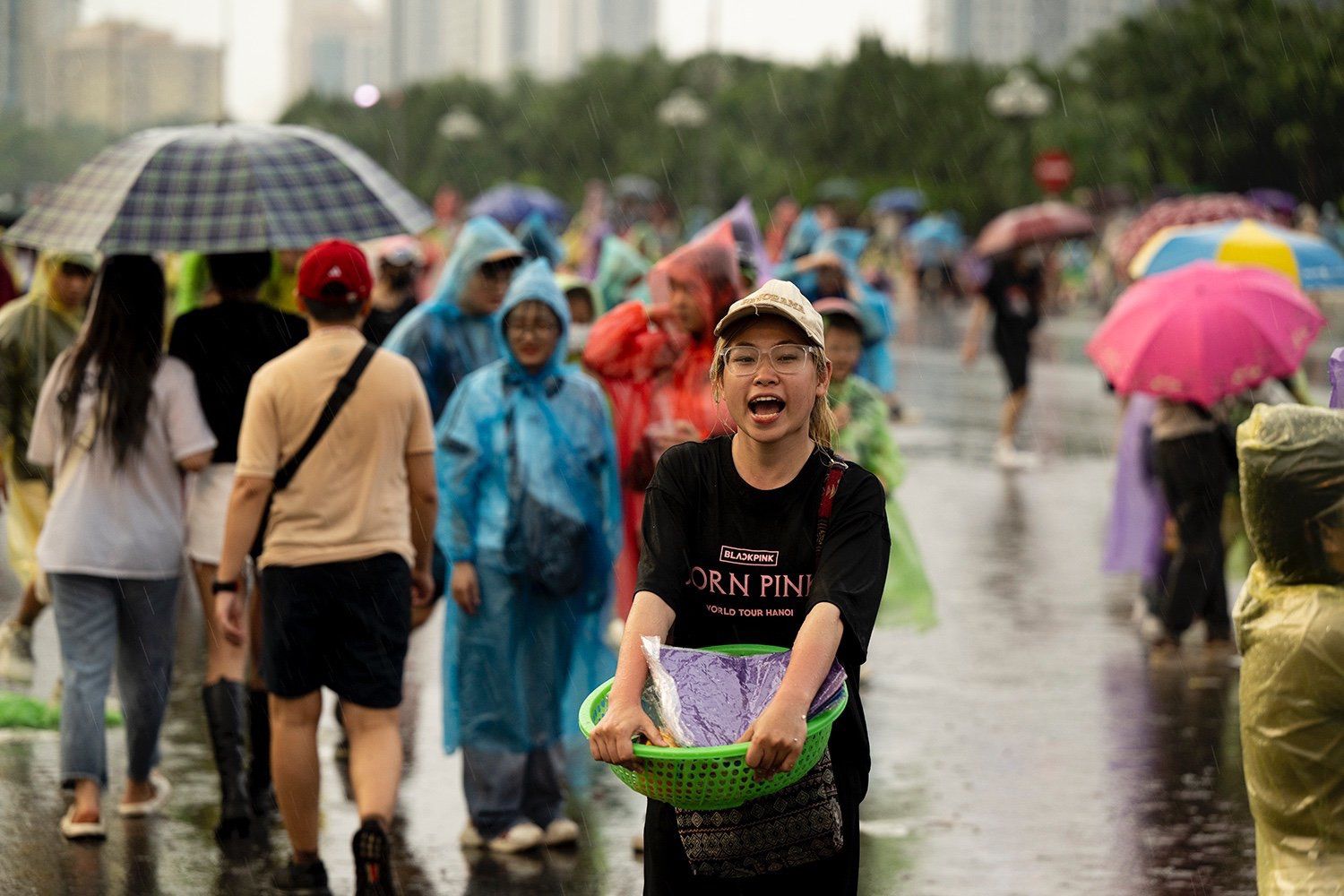 Dịch vụ bán áo mưa bên ngoài sân Mỹ Đình nhanh chóng được "kích hoạt".