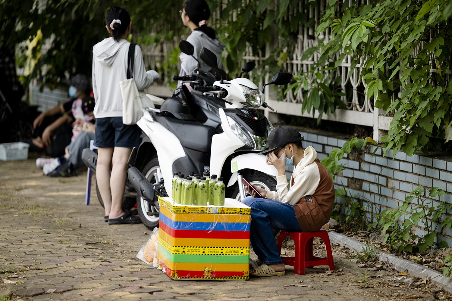 Tại trước cửa SVĐ&nbsp;Mỹ Đình, ngoài fan còn có rất đông người bán hàng rong “bủa vây” địa điểm này. Các mặt hàng được bày bán rất đa dạng như; nước uống;&nbsp;đồ ăn vặt;&nbsp;các đồ lưu niệm được gắn hình tên nhóm nhạc Blackpink hoặc gắn hình ảnh các thành viên nhóm nhạc.