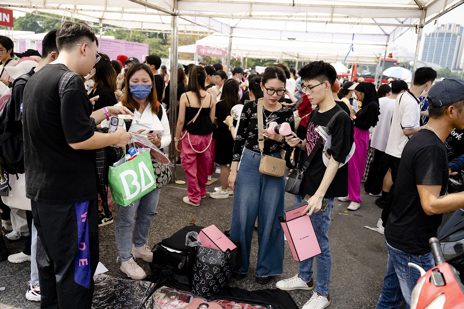 Một bạn nữ hiện là sinh viên Đại học Thương Mại&nbsp;cho biết, sáng nay, nhóm bạn của cô phải dậy từ rất sớm để chuẩn bị đồ đạc, từ chanh tươi, chanh leo cho đến các loại cốc nhựa dùng một lần để ra SVĐ Mỹ Đình bán hàng. Nhóm của Thủy bán trà chanh tự pha với giá 20.000 đồng/1 cốc.