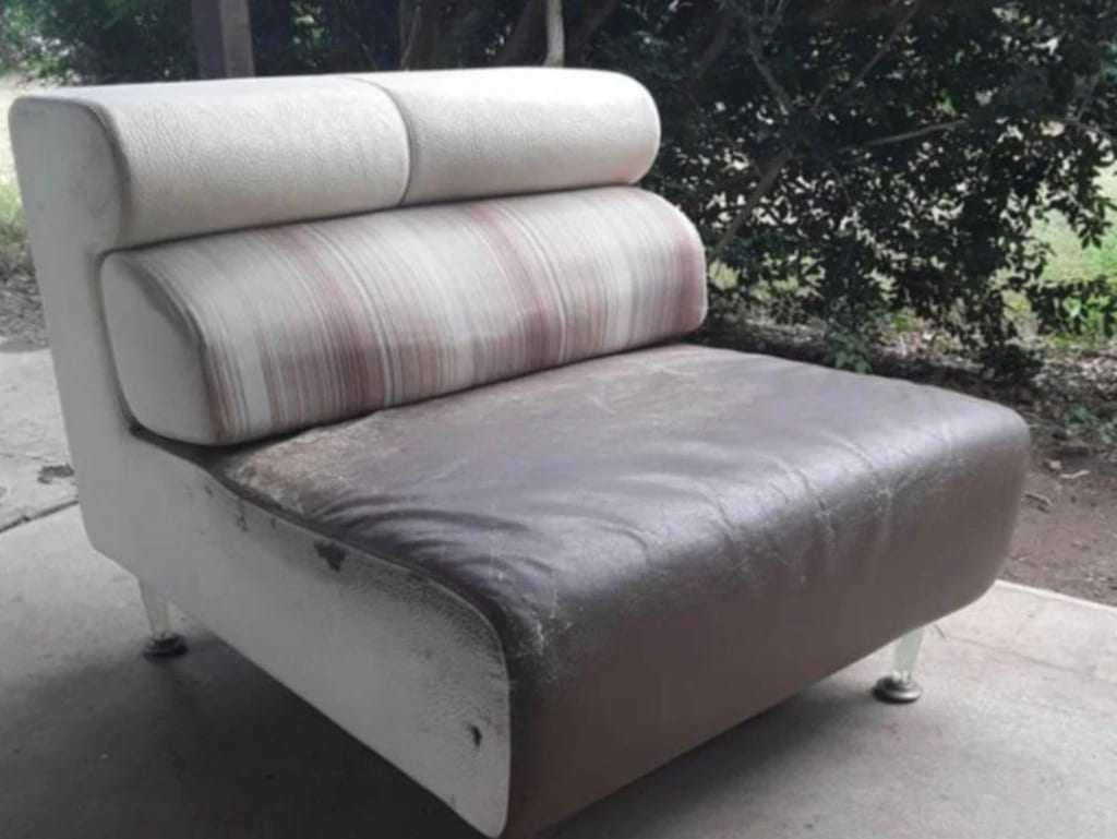 “Kho báu” ẩn giấu khiến người chủ &#34;tiếc hùi hụi&#34; sau khi bán chiếc sofa cũ - 1