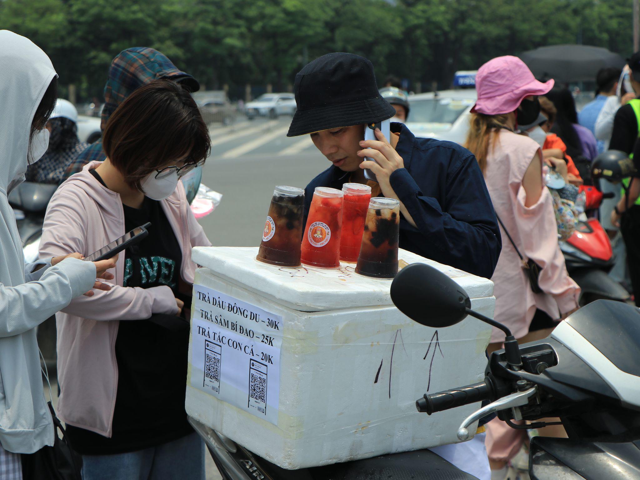 Những người bán hàng tại đây đa số đều là tự phát, không được sự cho phép của cơ quan chức năng. Thậm chí khi công an đến nhắc nhở, họ chạy từ chỗ này đến chỗ khác rồi lại&nbsp;bán tiếp.