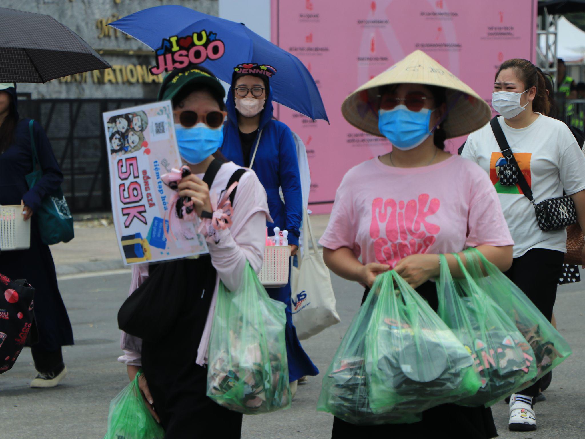 Các mặt hàng lưu niệm rất đa dạng và phong phú. Từ những chiếc quạt cho đến mũ, áo, rồi cả những chiếc ống nhòm cũng được đưa về đây phục vụ&nbsp;người hâm mội của Blackpink. Chiếc ống nhòm được bán với giá 150.000 đồng/chiếc, quạt tích điện cầm tay bán giới giá 75.000 đồng/chiếc.