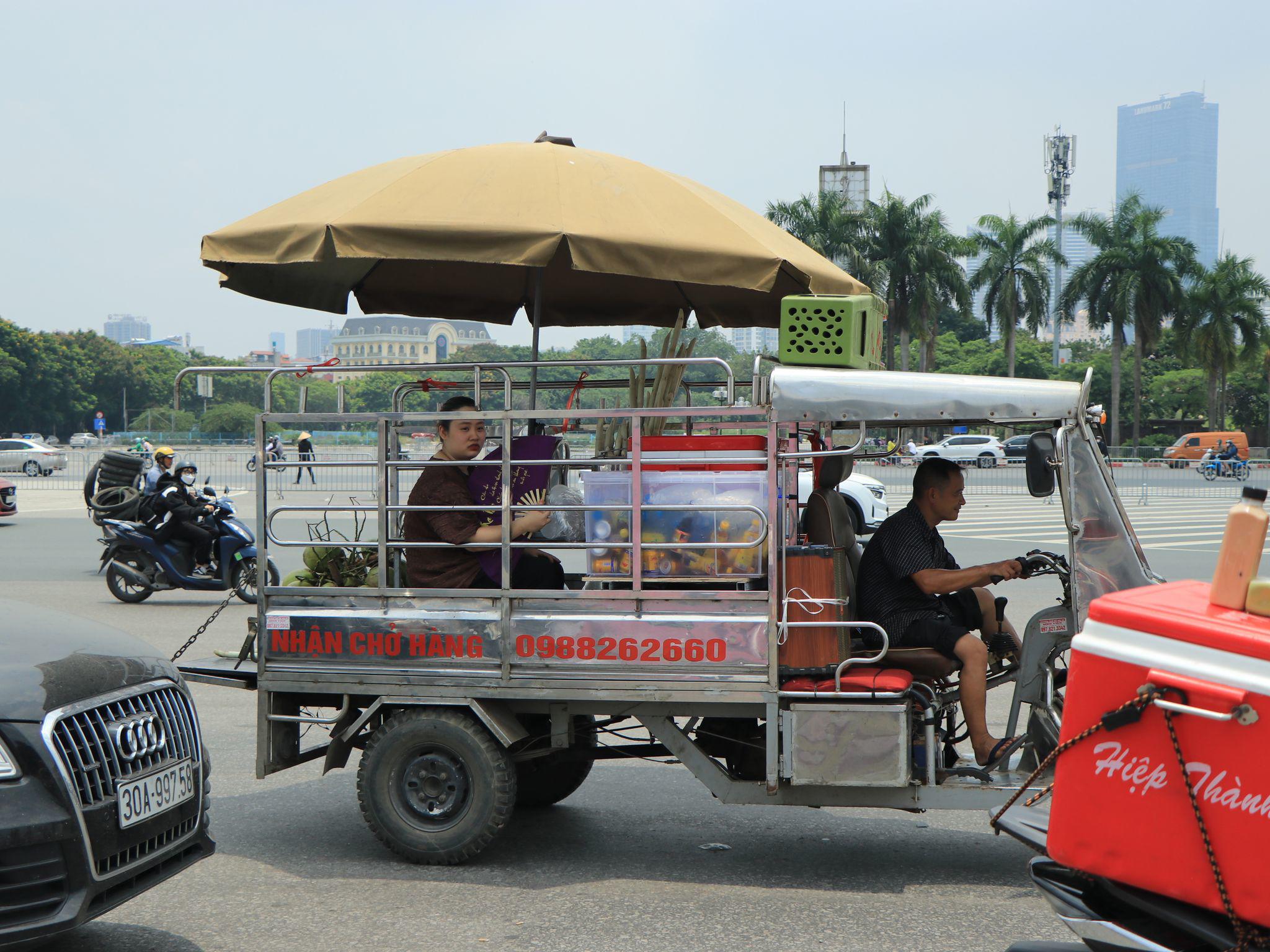 Nhiều mặt hàng ăn uống cũng xuất hiện, thậm chí có người sử dụng ô tô, xe máy, xe ba gác&nbsp;để bán hàng.