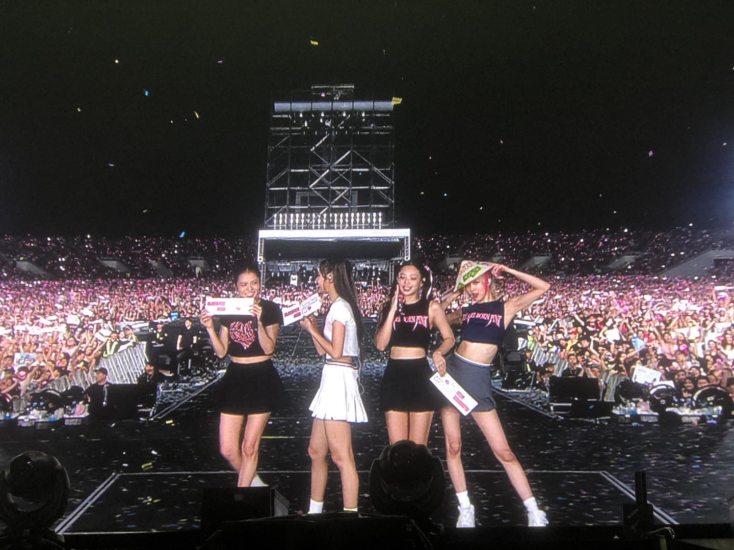 BLACKPINK nhận cơn mưa lời khen, được ví như &#34;nàng dâu Việt&#34; sau concert ở Hà Nội - 2