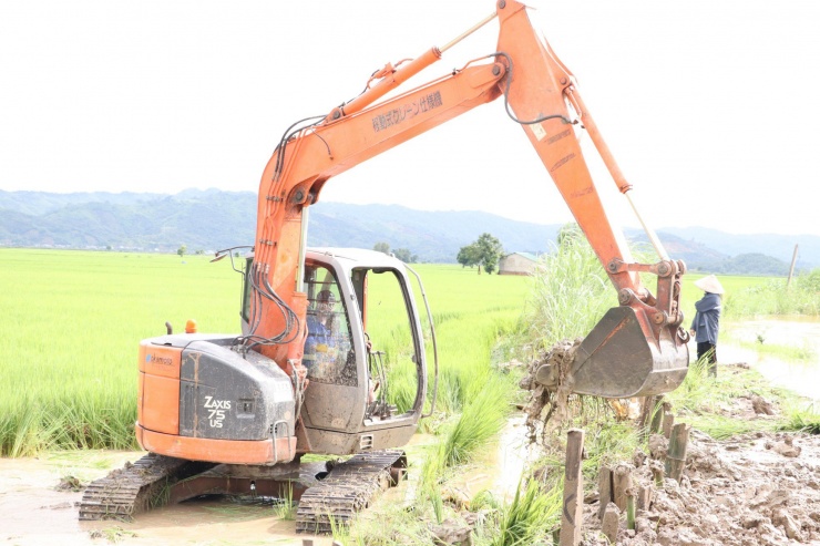 Ông Nguyễn Bá Hạnh (trú xã Buôn Triết) cho biết, sáng 29/7, sau khi đê bị vỡ, chính quyền địa phương đã có mặt huy động lực lượng cùng người dân khắc phục tạm tuyến đê. “Từ sáng 29/7 đến nay, chúng tôi phải gia cố thêm, bồi đắp các chỗ trũng thấp. Nhà tôi có 4ha lúa ngay điểm đê bị vỡ, nếu không túc trực, gia cố, vựa lúa có thể bị mất trắng”, ông Hạnh cho biết thêm.