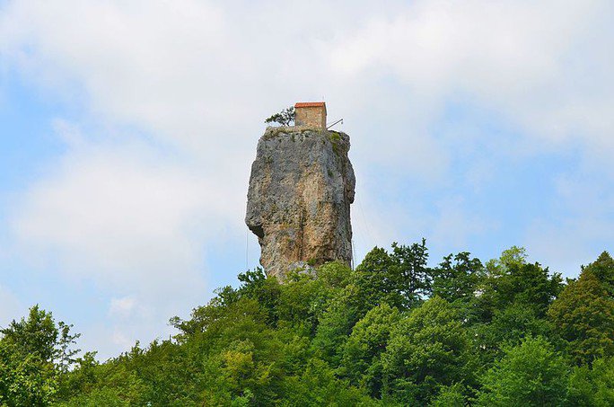 Katskhi Pillar là một trong những tu viện nằm ở vị trí nguy hiểm nhất thế giới. Ảnh: Copyright / (CC BY-SA 4.0)