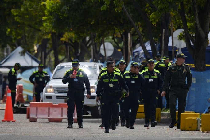 Cảnh sát bên ngoài Bộ Tư pháp Colombia trong ngày Nicolas Petro, con trai của Tổng thống Gustavo Petro, bị bắt 29-7. Ảnh: Reuters