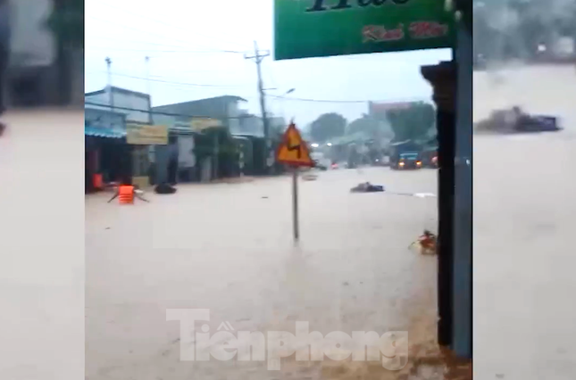 Đường ngập như sông ở thị trấn Đức Phong, huyện Bù Đăng