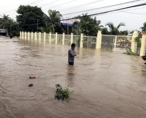 Tuyến đường 955B chìm trong biển nước.