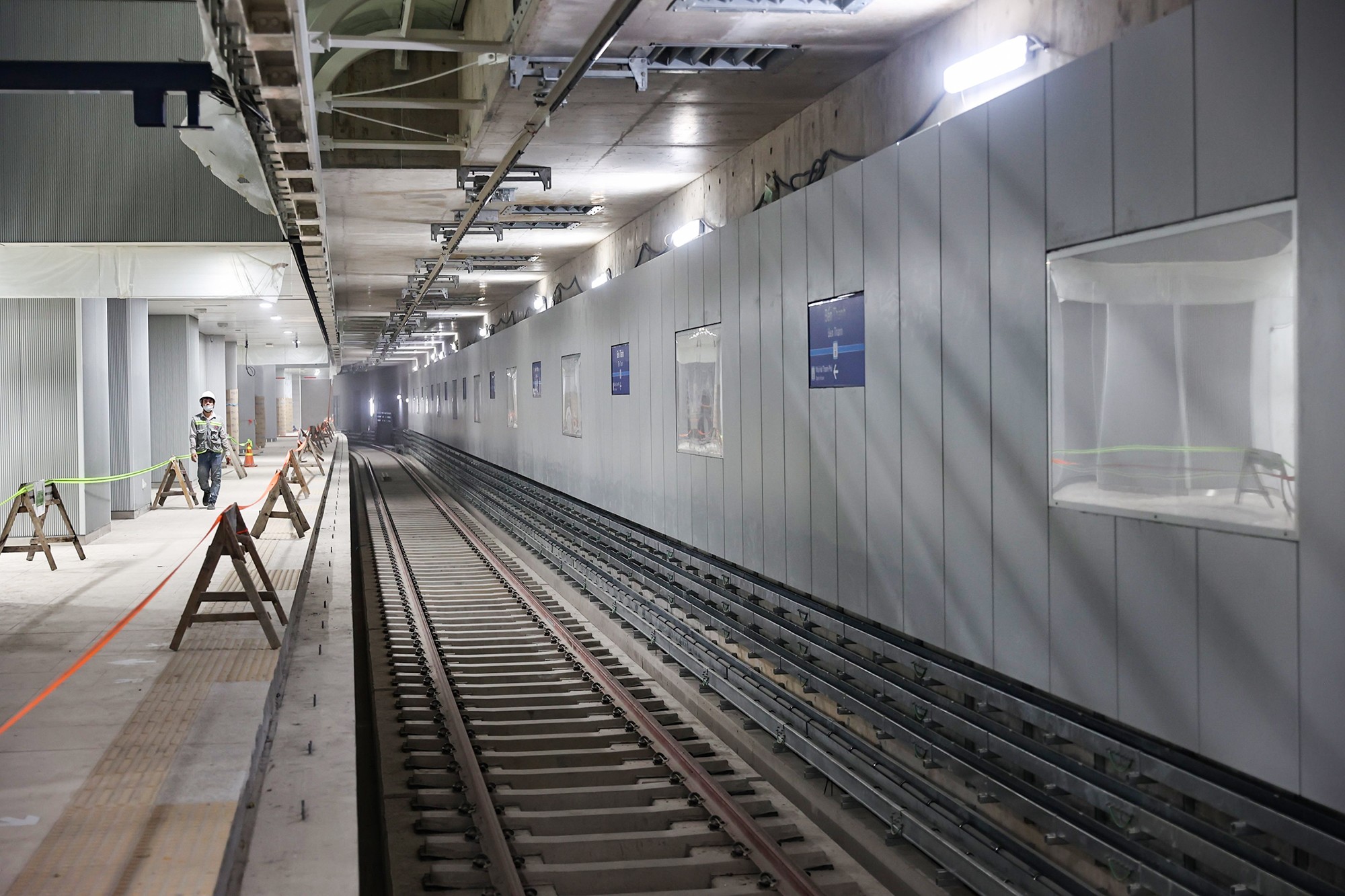 Hai bên sân ga tại tầng 2 là đường ray, nơi tàu metro dừng, đỗ để đón và trả khách cho hai hướng. Trên tường gắn các bảng chỉ dẫn hướng tàu di chuyển, những ô trống dùng để lắp bảng quảng cáo. Các cửa đón trả khách tự động sẽ được lắp đặt trong thời gian tới.