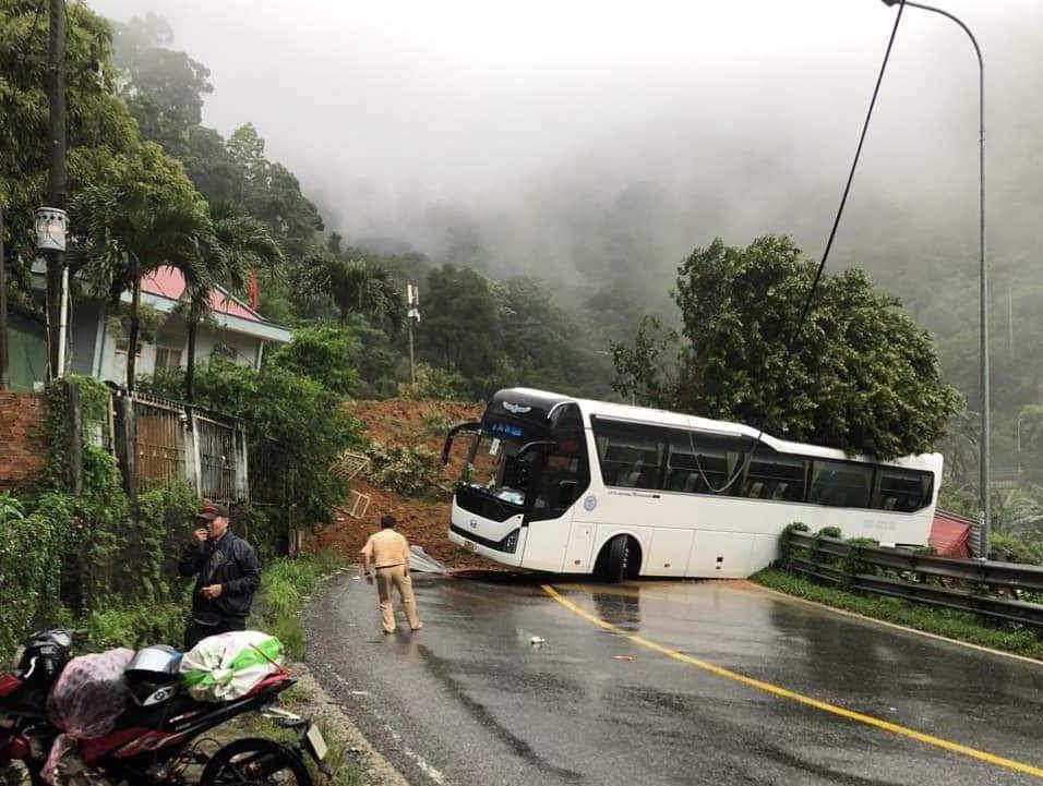 Vụ sạt lở khiến 3 công an và 1 người dân bị vùi lấp.