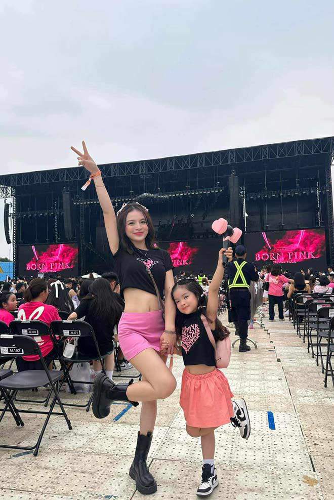 Dàn gái xinh bất chấp mưa gió mặc đẹp "đu concert" BlackPink - 3