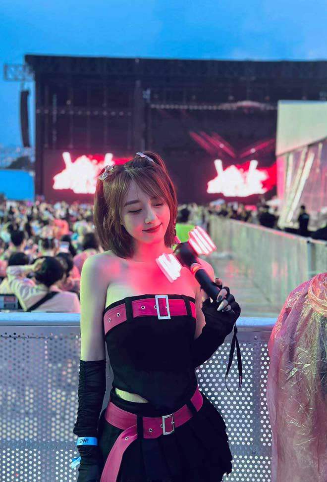 Dàn gái xinh bất chấp mưa gió mặc đẹp "đu concert" BlackPink - 5