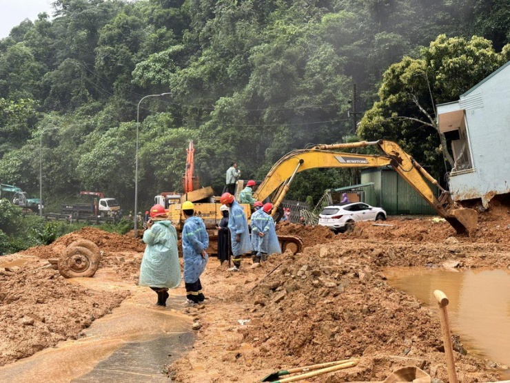 Lực lượng chức năng tham gia cứu nạn tại hiện trường. Ảnh: VT