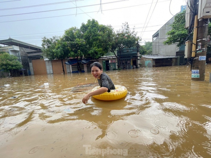 Đặc biệt, tuyến đường Lê Thanh, phường Bắc Cường (tổ 11, tổ 13), nước ngập sâu từ 50 - 80cm , có điểm trên 80 cm, gây nhiều thiệt hại về tài sản của người dân.