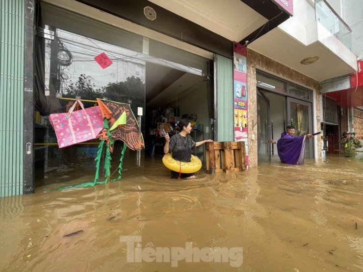 Hiện nhiều khu vực nước đã rút, người dân đang vệ sinh lại nhà cửa do ảnh hưởng.