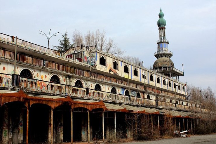 Consonno, Ý: “Thành phố đồ chơi” này được hình thành vào những năm 1960 như một công viên giải trí, một khu nghỉ mát kiểu Las Vegas. Các công trình kiến trúc được xây dựng theo nhiều phong cách khác nhau bao gồm một tháp Hồi giáo, chùa Trung Quốc và một lâu đài giả thời trung cổ…Nhưng bi kịch xảy ra vào năm 1976 khi một trận lở đất phá hủy con đường dẫn đến thành phố. Các kế hoạch cho khu phức hợp rộng lớn đã bị bỏ dở, và các tòa nhà đang dở dang bị bỏ hoang trở thành những tàn tích rùng rợn.
