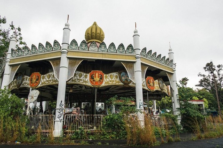 Nara Dreamland, Nhật Bản: Nhật Bản có nhiều công viên giải trí bị bỏ hoang, nhưng nổi tiếng nhất là Dreamland lấy cảm hứng từ Disneyland, nơi đã trở thành một cơn ác mộng hơn là một giấc mơ. Dreamland đóng cửa và bị bỏ mặc cho mục nát hầu như không có du khách trừ những nhà thám hiểm đô thị dám vào bất hợp pháp.


