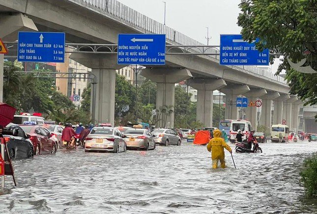 Trên trục đường Nguyễn Trãi - Trần Phú (Hà Đông) mưa ngập cao hơn nửa bánh xe máy.