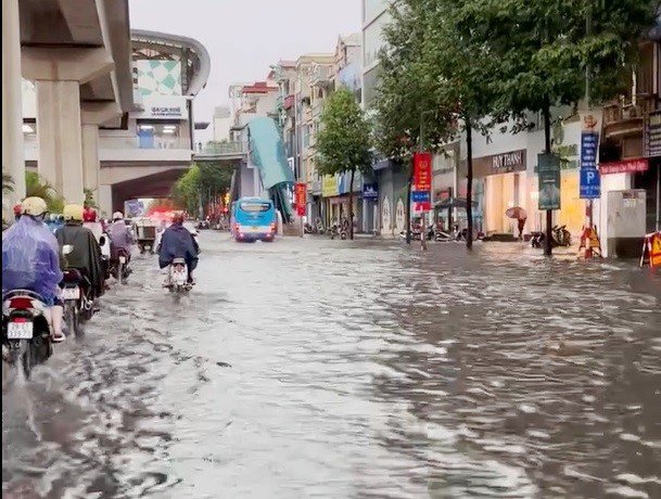 Thời điểm 15h30, nước ngập toàn bộ lòng đường Nguyễn Trãi đi Hà Đông, phương tiện xe máy phải đi nép vào dải phân cách giữa để tránh nước ngập.