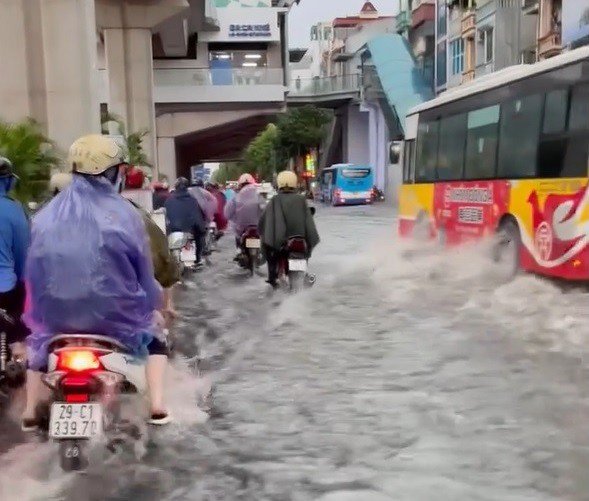 Đường Trần Phú - Quang Trung, Hà Đông cũng bị ngập nặng.