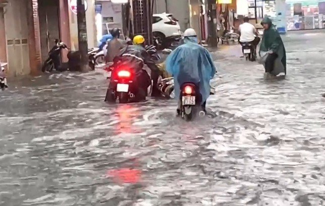 Trên phố Hoàng Văn Thái (Thanh Xuân), mưa ngập lớn tạo sóng, dẫn đến nhiều xe máy bị xô đổ ra đường khi đang lưu thông.