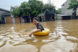 Mưa lớn, ngập sâu, người dân bơi phao trên phố Lào Cai