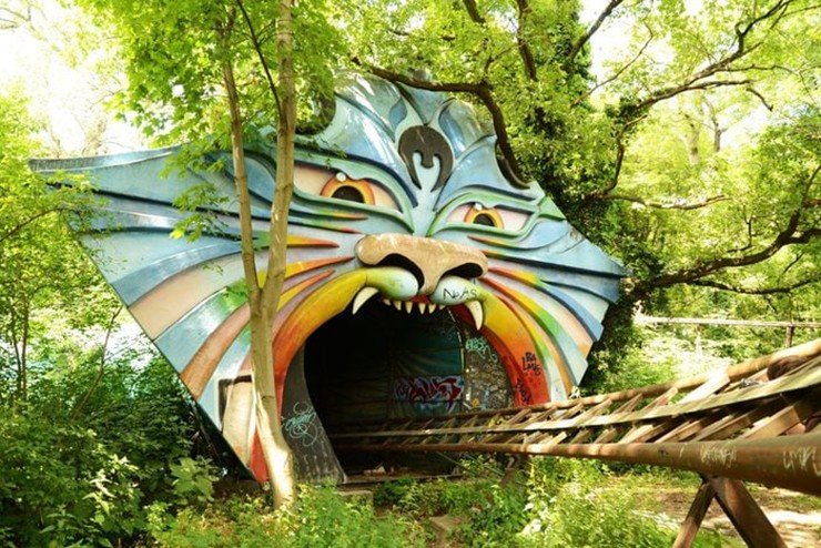 Công viên Spreepark Berlin, Đức: Công viên này được mở cửa vào năm 1969 nhưng nó đã bị đóng cửa vào năm 2001 bởi nhiều yếu tố. Đến nay, công viên chỉ còn lại những tàn tích của các bức tượng khủng long bị lật đổ, tàu lượn siêu tốc rỉ sét và đường ray dẫn vào miệng quái vật siêu thực...
