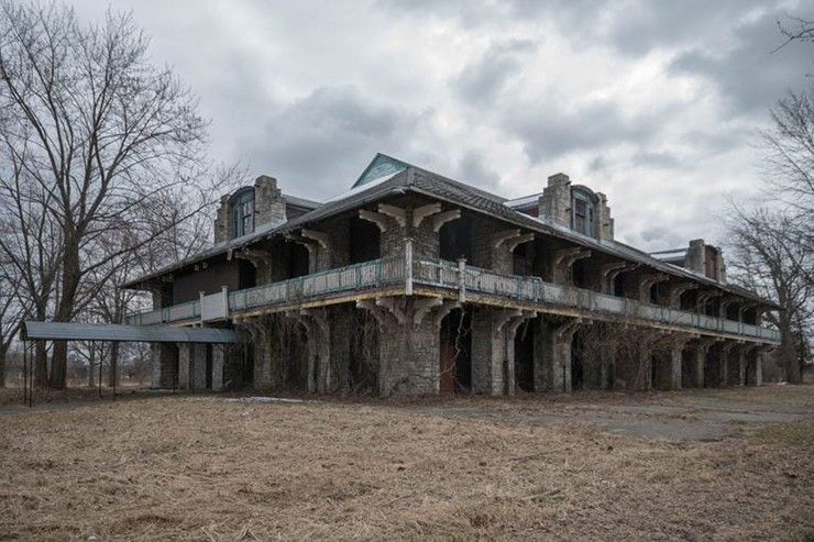 Đảo Boblo Ontario, Canada: Đây là&nbsp;một công viên giải trí từ thời Victoria năm 1898 với tiếng cười của trẻ em vang vọng từ nhiều trò chơi mới lạ khác nhau.&nbsp;Tuy nhiên, công viên đã bị đóng vào năm 1993. Nhưng bạn có thể chèo thuyền kayak và lắng nghe những âm thanh ma quái sẽ khiến bạn ớn lạnh sống lưng.
