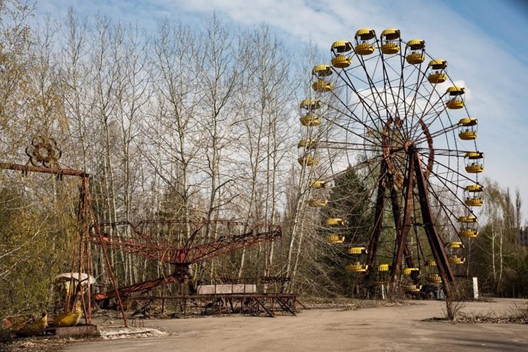 Công viên giải trí Pripyat, Ukraina: Câu chuyện bi thảm của công viên giải trí Ukraine này do&nbsp;vào thảm họa hạt nhân tại Chernobyl, cách Pripyat vài dặm. Sau khi thông báo xảy ra thảm họa, mọi người chạy trốn gần như ngay lập tức, để lại công viên bị bỏ trong tiêu điều. Kể từ đó, vòng đu quay bị bỏ hoang trở thành biểu tượng của thị trấn xấu số.
