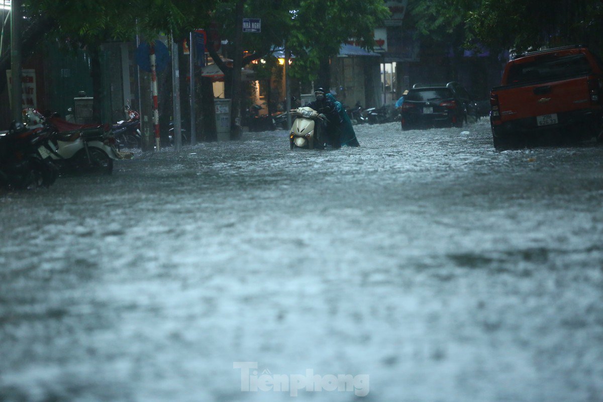 Tình trạng tương tự trên phố Vương Thừa Vũ (quận Thanh Xuân, Hà Nội).