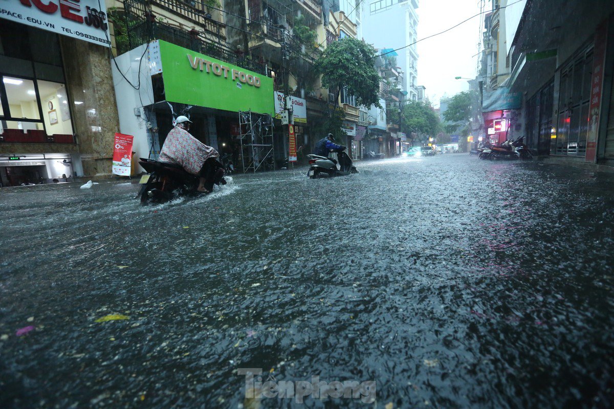 Hình ảnh trên phố Hoàng Văn Thái (quận Thanh Xuân, Hà Nội) chỉ sau 15 phút mưa lớn.