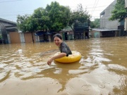 Tin tức trong ngày - Mưa lớn, ngập sâu, người dân bơi phao trên phố Lào Cai