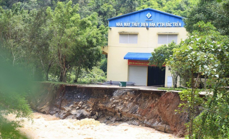 Mưa lớn gây xói lở mạnh tại 1 nhà máy thủy điện ở Đắk Nông - 1