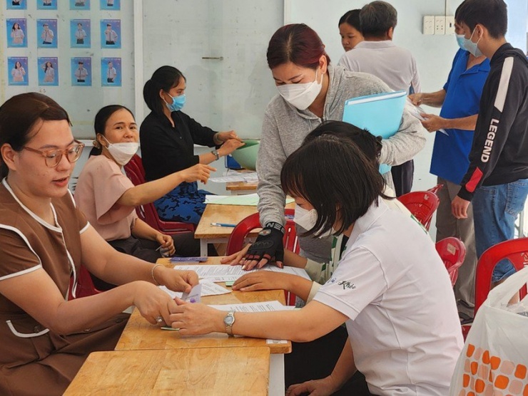 Phụ huynh đến làm hồ sơ nhập học tại Trường THPT Nguyễn Hữu Cầu, huyện Hóc Môn. Ảnh: NGUYỄN QUYÊN