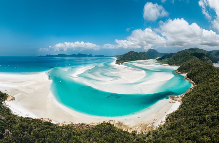 Bãi biển Whitehaven, Australia nằm trên hòn đảo lớn nhất trong số 74 hòn đảo tạo nên quần đảo Whitsunday ngoài khơi bờ biển miền trung Queensland.
