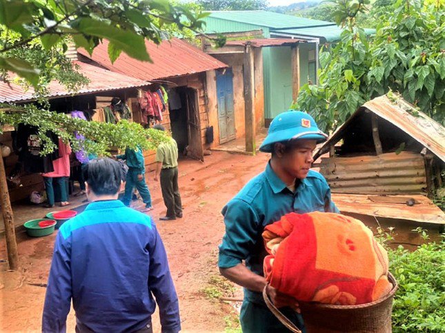 Loạt vết nứt bất thường sau hai tiếng nổ lớn, Đắk Nông di dời khẩn cấp 17 hộ dân - 3