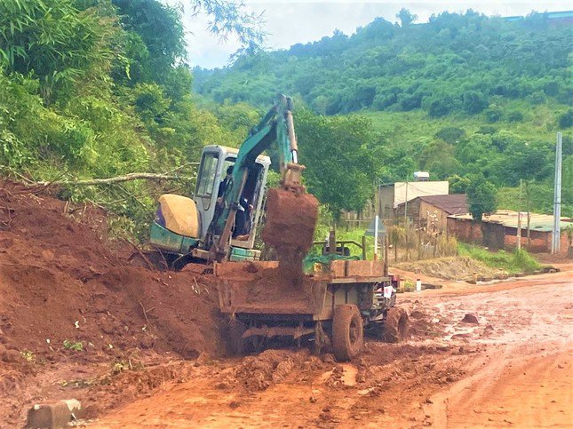 Loạt vết nứt bất thường sau hai tiếng nổ lớn, Đắk Nông di dời khẩn cấp 17 hộ dân - 5
