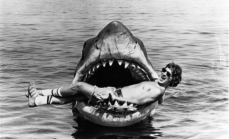 Steven Spielberg trong phim Jaws (1975) với khoảnh khắc nằm trọn trong hàm cá mập mô hình được thiết kế cho riêng bộ phim.
