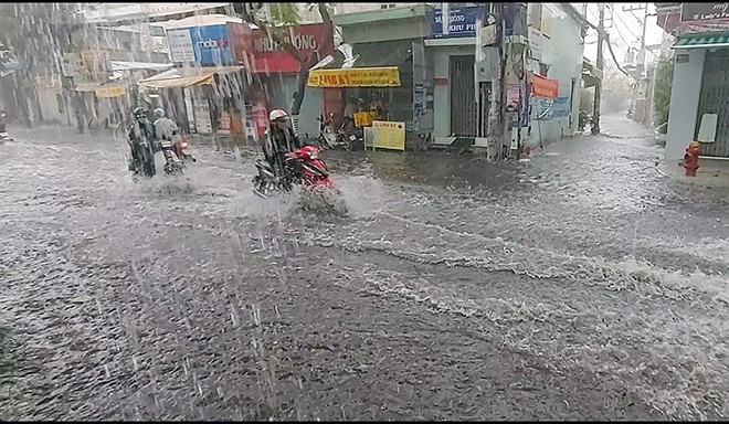 Hàng loạt kỷ lục mưa lớn được thiết lập trong tháng 7 ở Nam Bộ - 1