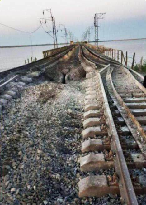 Quan chức Ukraine đăng ảnh hư hại trên cầu đường sắt kết nối Crimea với Kherson - 1