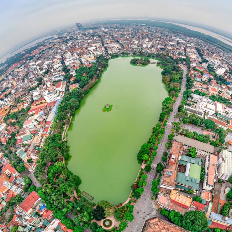 Quận Hoàn Kiếm&nbsp;nằm ở trung tâm thủ đô Hà Nội với 18 phường, rộng 5,29 km2, dân số gần 156.000 người.
