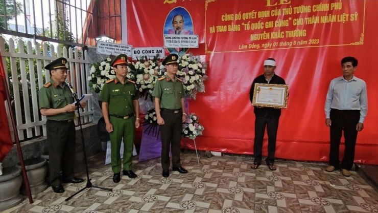 Tặng Huân chương Bảo vệ Tổ quốc hạng Ba cho 3 chiến sỹ CSGT hy sinh - 2