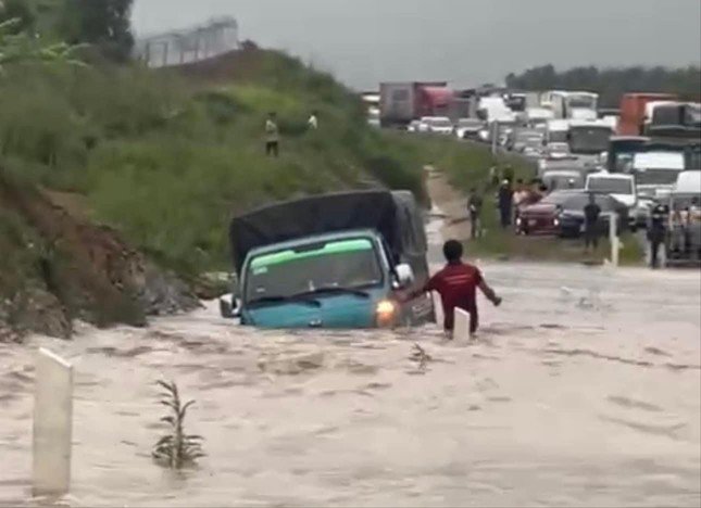 Nước ngập đường cao tốc Phan Thiết - Dầu Giây hôm 29/7 khiến xe ô tô không lưu thông được