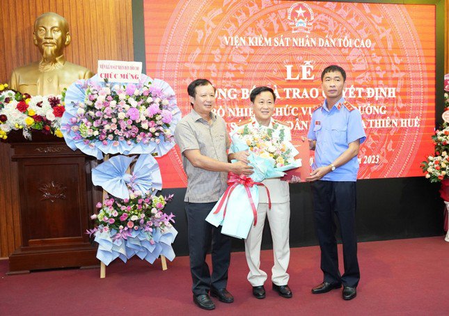Ông Hồ Thanh Hải (giữa) được bổ nhiệm làm Viện trưởng Viện KSND tỉnh TT-Huế. Ảnh: CTV